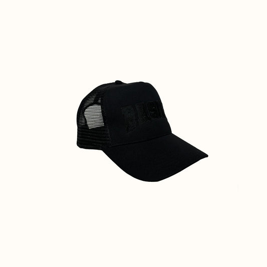 FLAT VARSITY TRUCKER CAP - BLACK/BLACK